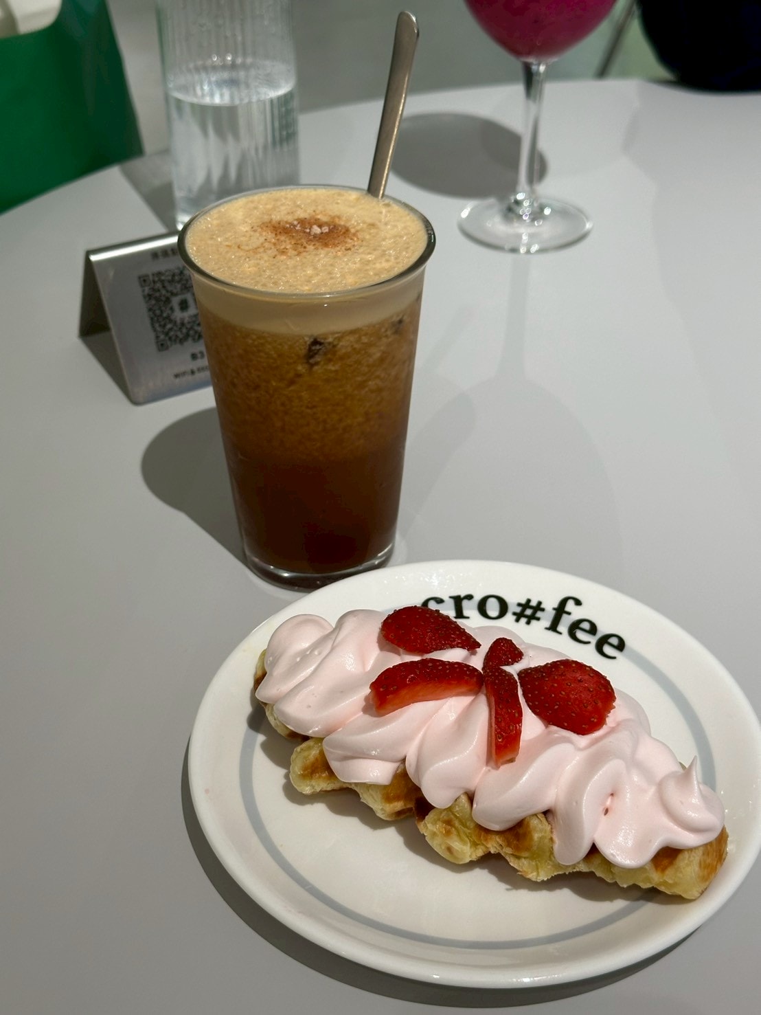 忠孝敦化站美食｜CRO#FEE 咖啡井：可頌鬆餅脆到有聲！韓系奶油風×寵物友善，帶毛孩也能拍寫真