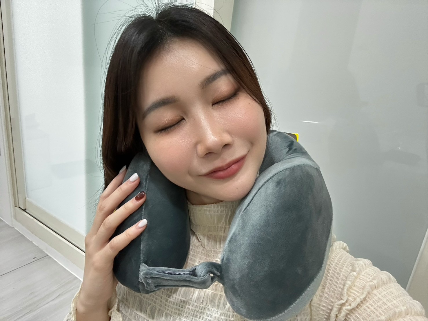 長途旅行必備好物分享｜Travel Blue旅行枕實測：收得進包、靠著不滑，長途飛行終於能睡